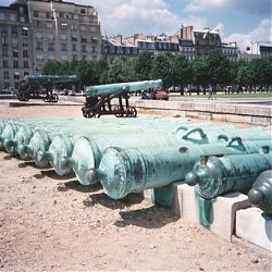 Canons d’Alger aux Invalides à Paris en 1988 … (et aujourd’hui)…  (Photos Djaffar LESBET)